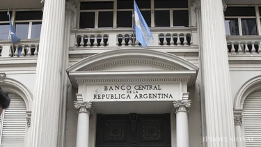 El Banco Central comunicó este jueves que a partir de marzo los comercios podrán ofrecer el pago en dólares con tarjeta de débito. &nbsp;