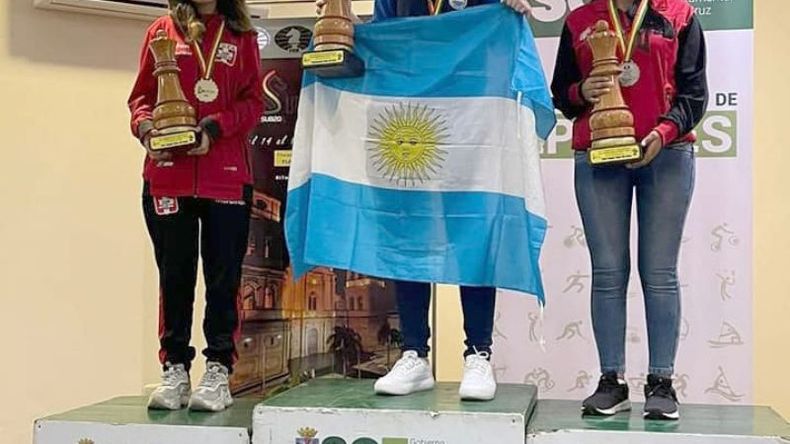 CAMPEONA. Belén en lo más alto del podio custodiada por las peruanas Contreras y Bravo..