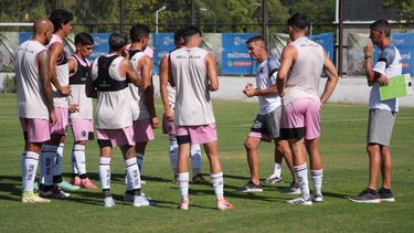 CHARLA. Piter Torres da indicaciones tácticas a sus dirigidos. CHARLA. Piter Torres da indicaciones tácticas a sus dirigidos.