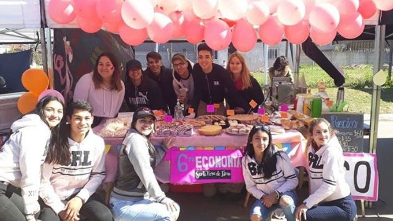 ESTUDIANTES. La Promoción 2019 del colegio Santa Rosa de Lima, disfrutando de sus últimas patronales..