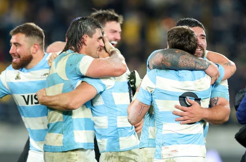 Pablo Matera y los abrazos tras el histórico triunfo de Los Pumas en Nueva Zelanda.