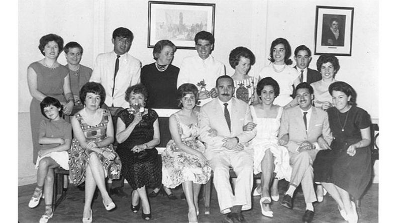 Empleados municipales junto al intendente Juan Sanguinetti (sentado en el centro), en 1961. Años después el hospital de Pilar se bautizaría con el nombre del mandatario..