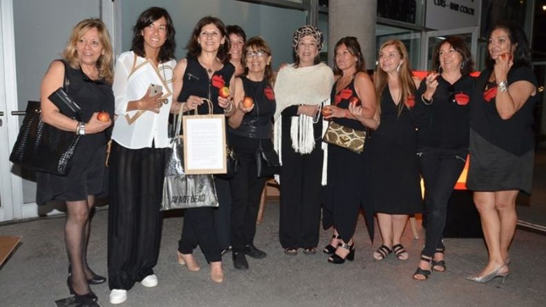 EXPOSITORAS. Las integrantes de “Libros, papel y tijera”, anoche, durante la muestra. En el centro, Graciela Borges. .