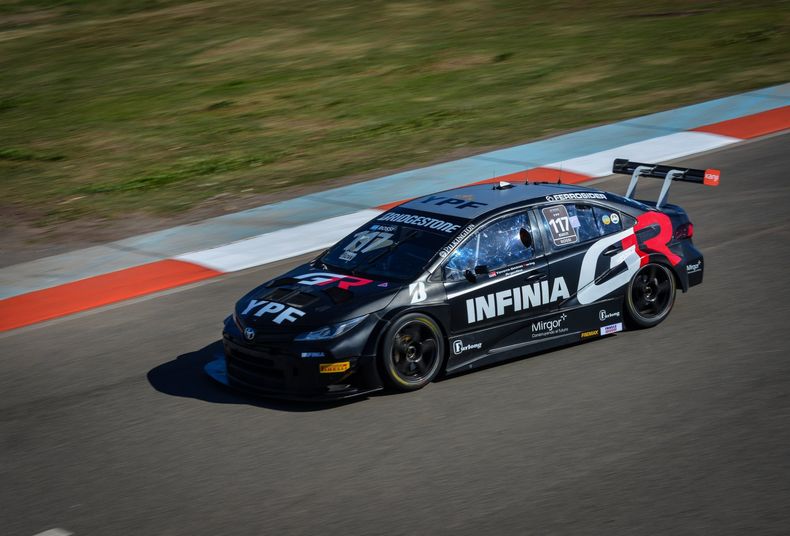 El Toyota de Matías Rossi durante la primera final del TC2000 en San Nicolás.