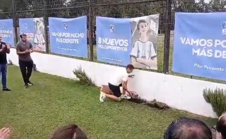 José Vázquez coloca las cenizas de su padre Jorge en el estadio Carlos Barraza.