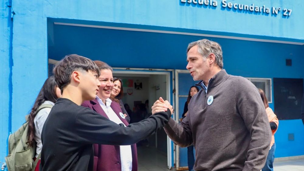 SALUDO. Federico Achával hizo el anuncio junto a la comunidad educativa.