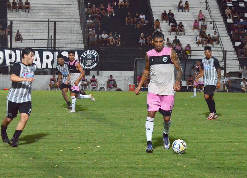 El Chengue Morán va por la pelota.