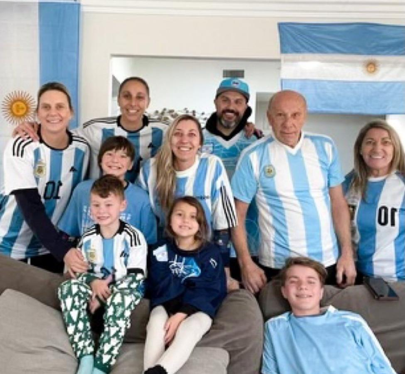 Taurasi y su familia, todos con la celeste y blanca. (AFP)..png
