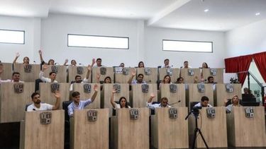 MANO ALZADA. Los ediles aprobaron la conformación de las comisiones..