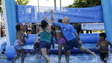 AL AGUA. Ducoté no se perdió la oportunidad de jugar con los chicos..