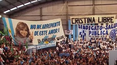 Banderas de Cristina en el acto realizado en la sede de la UOM ubicada en Manuel Alberti.