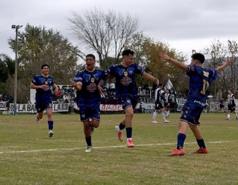 FELICIDAD. Luque festeja su gol con Migueles. Se suman Zamorano (9) y De Robertis (7).