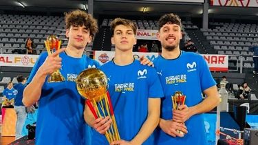 Lucas Giovannetti (centro) con la Copa de España vuelve a la Slección Argentina. Lucas Giovannetti (centro) con la Copa de España vuelve a la Slección Argentina.