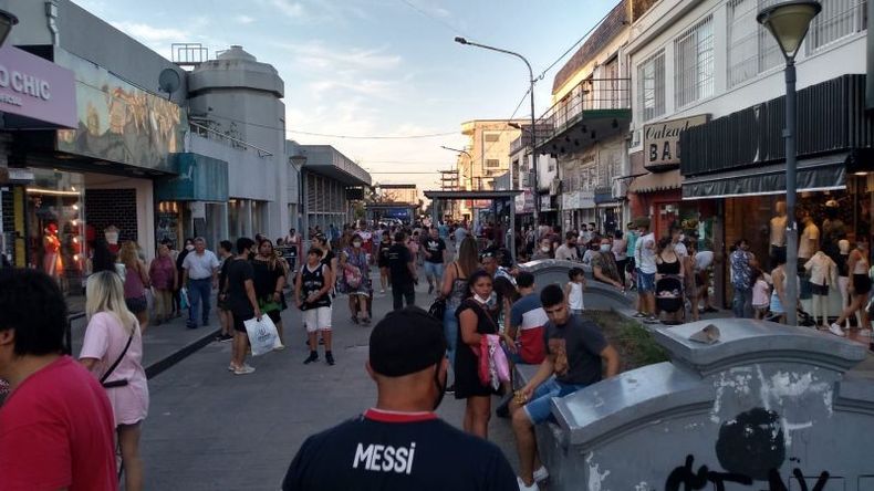 ALTO TRÁNSITO. La peatonal de Pilar en los días previos a Navidad. .