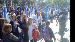 Cientos de alumnos participaron del homenaje a los maestros..