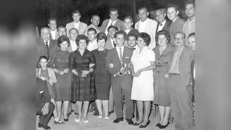 José Francisco Sanfilippo, con el trofeo en mano, visita la ciudad, en 1957, tiempos en los que con la camiseta de San Lorenzo rompía todas las redes..