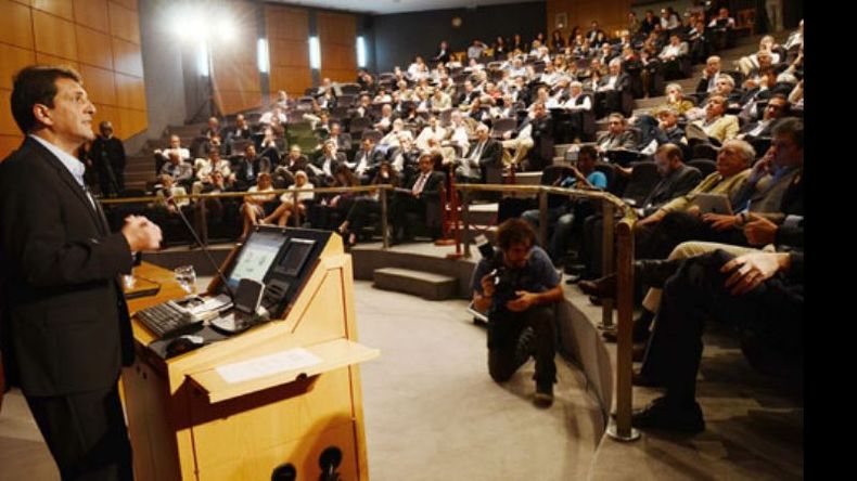 En el IAE, Massa respondió preguntas de un auditorio que lo interrogó como si ya fuera candidato a la presidencia..