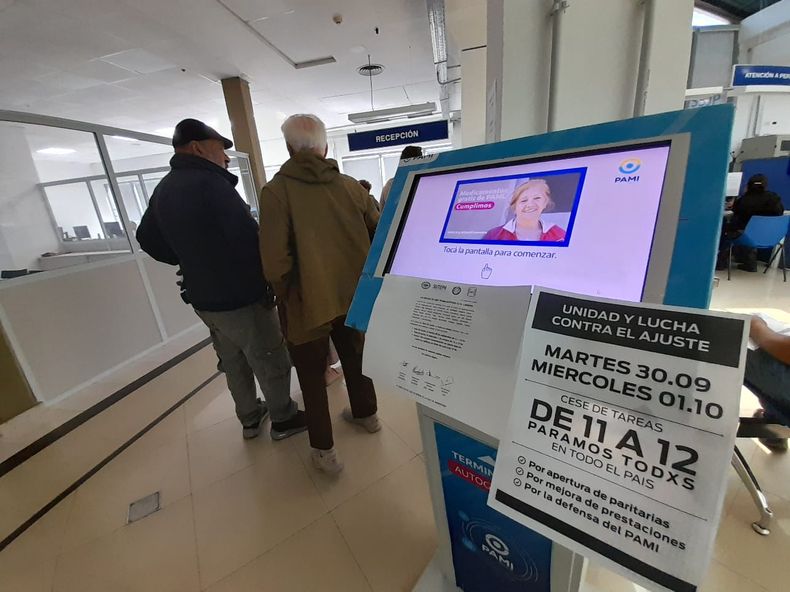 AVISO. Un cartel eb ka sede Pilar de PAMI explica los alcances de la medida de protesta.&nbsp;