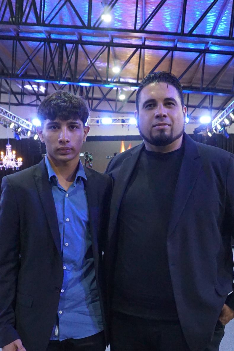 Quimey junto con su pap&aacute; Fernando durante la ceremonia en AFA.