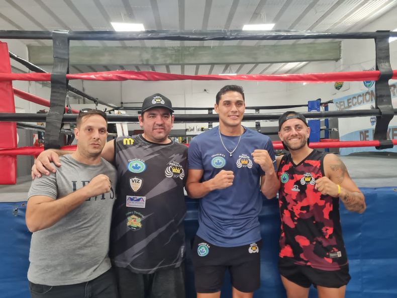 Yamil Peralta junto a su cuerpo técnico en su gimnasio.