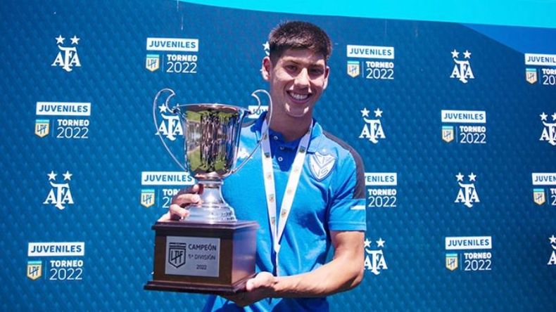 CAMPEÓN. Migliore con la copa que logró en Quinta División..