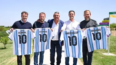SE PUSO LA 10. Federico Achával recibió una camiseta de manos de Tapia.