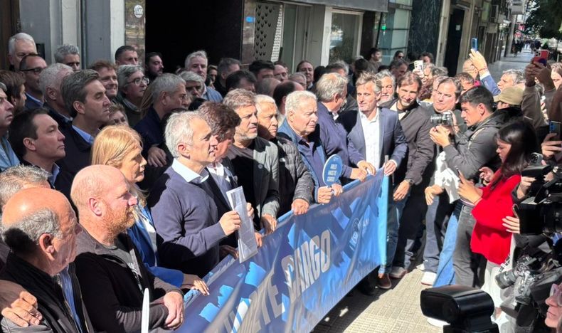 BANDERA Federico Achval junto a otros intendentes y funcionarios de la provincia de Buenos Aires