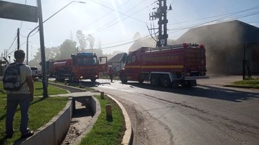 Bomberos Voluntarios de Pilar apagando el fuego en Novax.