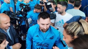 HOMENAJE. Messi recibiendo la camiseta rosa de Real Pilar.