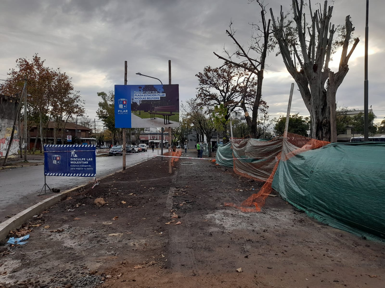 La obra de la Plaza Basabe incluye veredas de bloques reticulados en el per&iacute;metro.