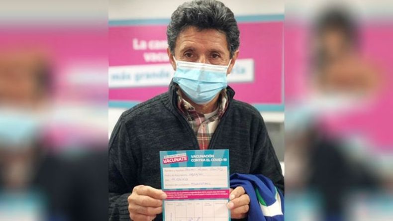 DEBUT. Héctor fue el primer vacunado mayor de 60 años sin turno previo en Pilar..