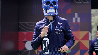 Franco Colapinto con una máscara tradicional del Día de los muertos que se celebra en México.
