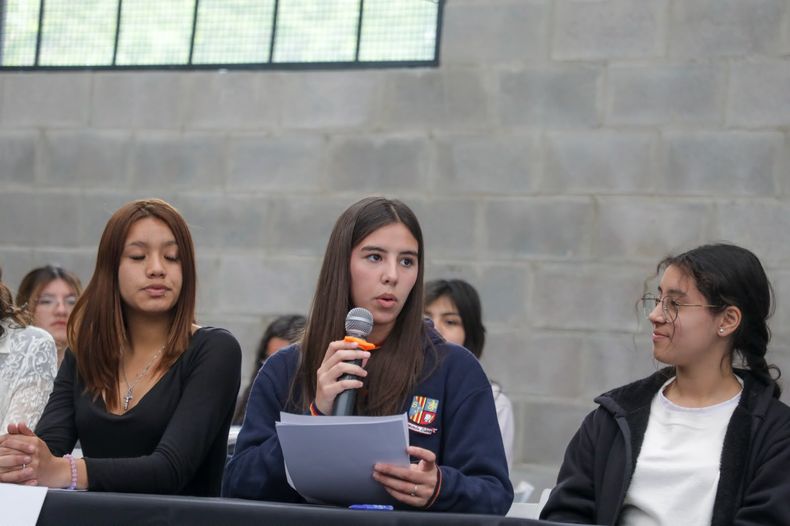 DEBATE. Cientos de jóvenes de todo el distrito se reunieron en el Club Municipal Luchetti de Villa Rosa.