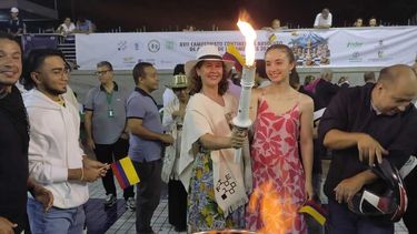 Candela Francisco en el Relevo de la Antorcha FIDE 100 como campeona mundial juvenil junto a Dana Reizniece-Ozola.