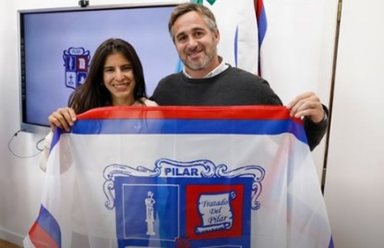 Daiana Ocampo recibió una bandera de Pilar de manos de Federico Achával.