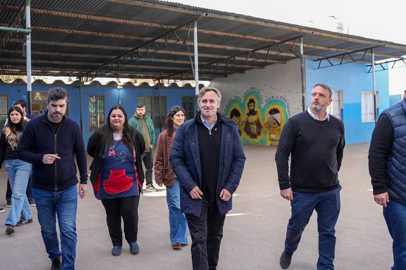 El intendente Federico Achával junto al secretario de Gobierno Santiago Laurent recorrieron las obras en la escuela Nro. 12 y el Jardín Nro. 906 de Zelaya.&nbsp;