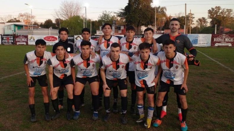 TRIUNFO. La Sub 20 de Manzanares festejó en casa ante San Alejo..