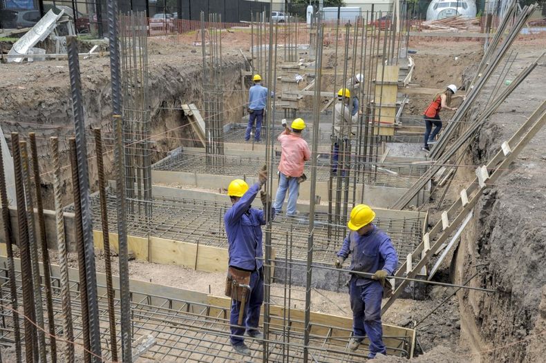 SIN PISO. La actividad de la construcción sigue en pleno derrumbe.