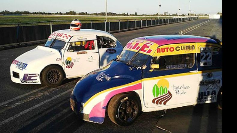 La dupla Vázquez. Los autos de Nicolás (Promocional) y César (TC 1100)..