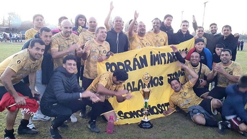 FESTEJO. Los muchachos de Somos Nosotros posan con el trofeo..