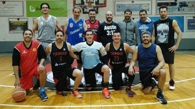 DEBUT. El equipo de Derqui, tras un amistoso de preparación..