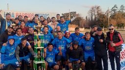 CAMPEONES. Los jugadores de Monarcas FC posan con el trofeo tras consagrarse en +35.