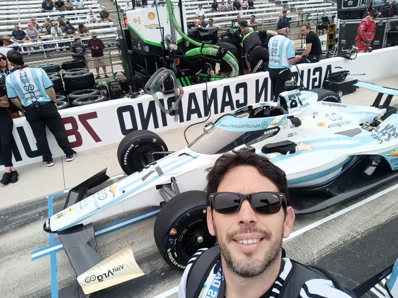 Ignacio Belatti junto al monoposto de Agustín Canapino.
