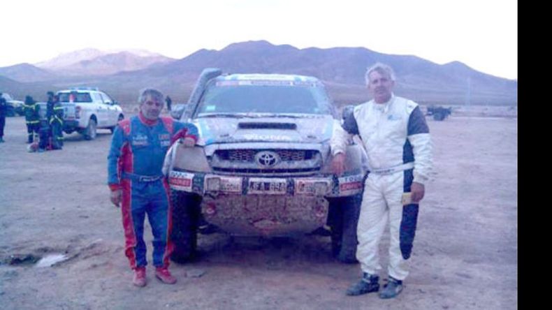 Bonazzola y Naivirt, con Lucho, la camioneta, en el imponente paisaje del desierto..