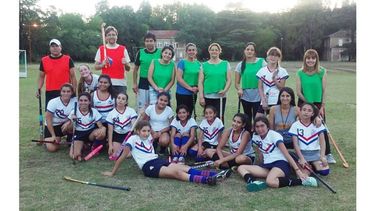 DESPEDIDA. Los equipos de jugadoras y mamás posan tras el amistoso..