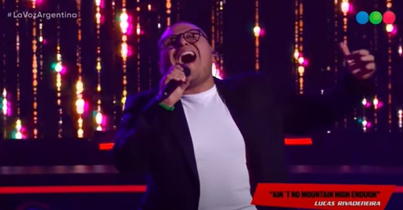 Lucas Rivadeneira interpretó un tema de soul en los playoffs de La Voz Argentina.