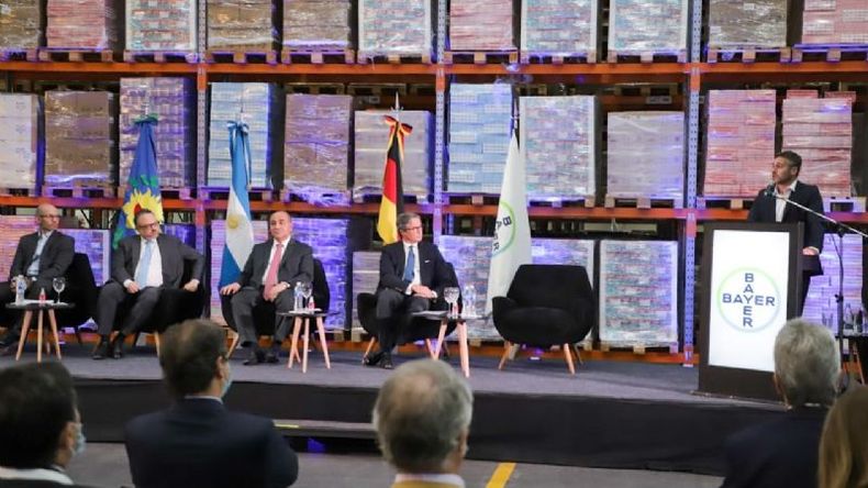 PLANTA PILAR. Achával habla durante el anuncio. Destacó la creación de nuevas fuentes de trabajo..