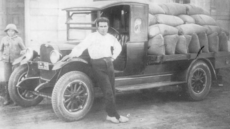 Junto al camión Chevrolet 1928 descansa Carlos Ingolotti (padre), aprestándose para iniciar el reparto de cereal para Ramos Generales Dolera, en 1935..