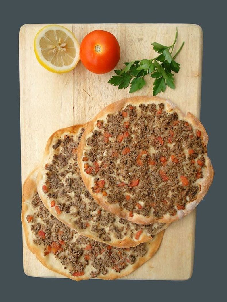 El lehmeyun -conocida como la pizza turca, una masa horneada en forma de circulo, con carne sazonada y especias, delicia de la cocina armenia.