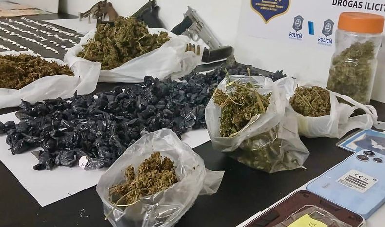 INCAUTADOS. Marihuana y cocaína halladas en poder de la banda.